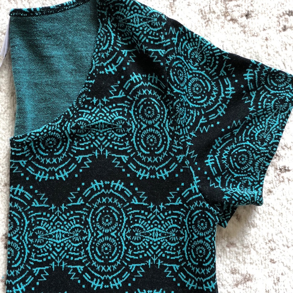Lularoe Classic Tee- beautiful design